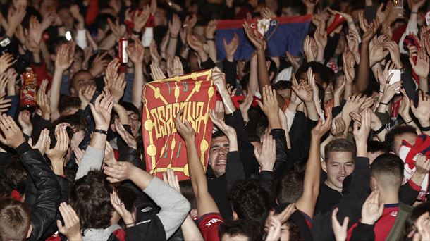 La afición de Osasuna celebrando el pase a la final en la Plaza del Castillo