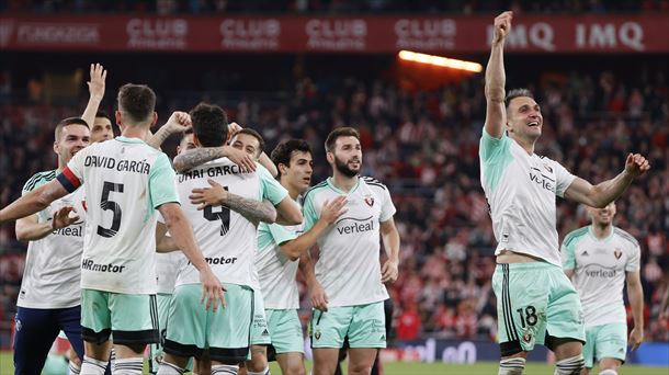 Jugadores de Osasuna celebran el pase a la final sobre el césped de San Mamés