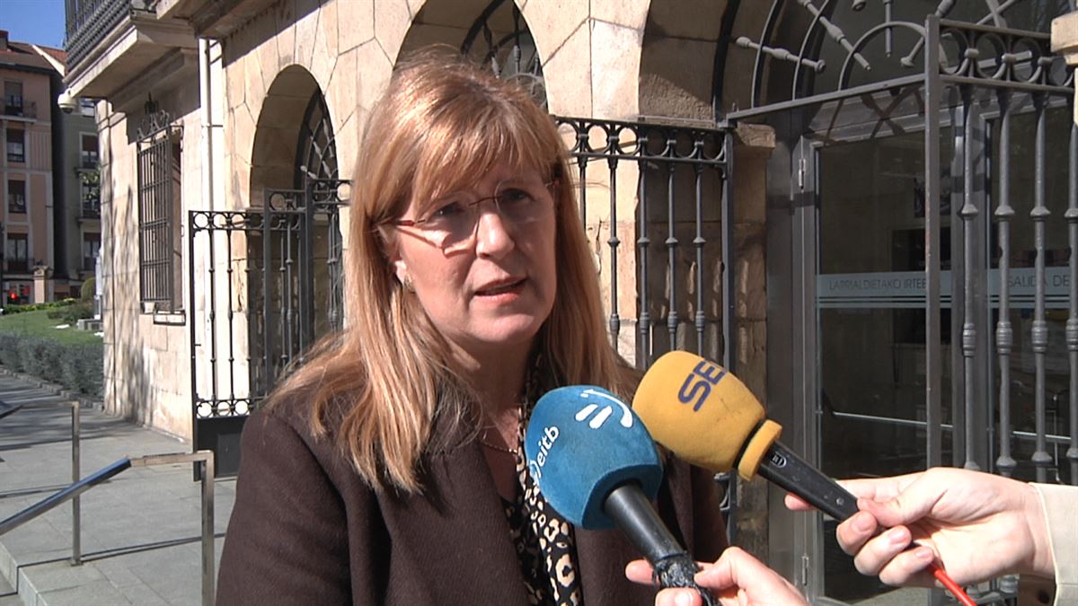 La alcaldesa de Sestao muestra sus condolencias a la familia de los fallecidos ayer en Cantabria