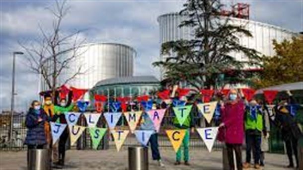 Imagen de Greenpeace en la que las Klimaseniorinnen protestan ante el TEDH