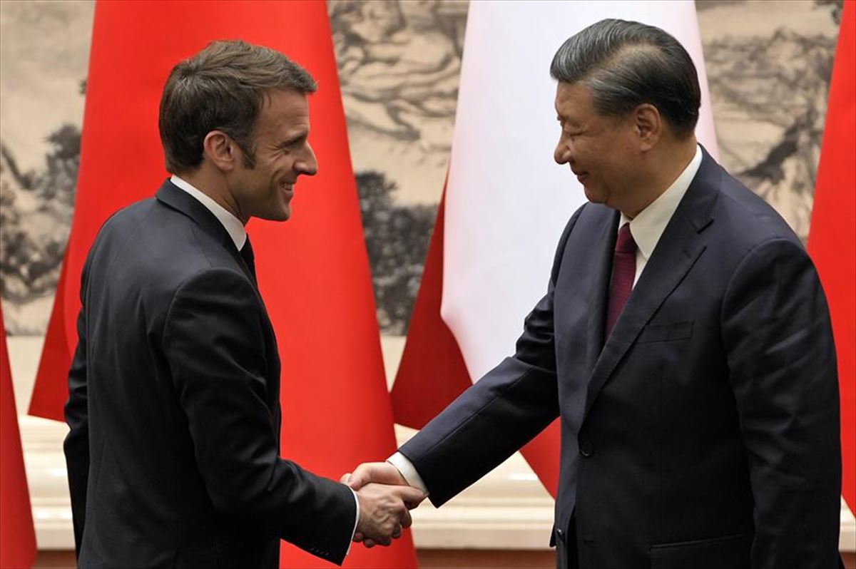 Emmanuel Macron Txinan izan da eta Xi Jinpingekin elkaratu da. Argazkia: EFE.