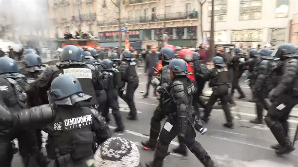 Istiluak izan dira Parisen pentsioen erreformaren aurkako 11. protesta egunean. Argazkia: Agentziak.