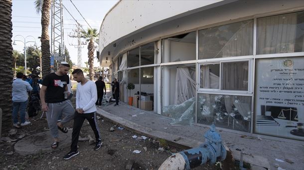 Un cohete impacta en un edificio de Israel.