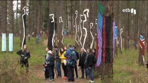 Las y los visitantes disfrutan del nuevo bosque de Oma mientras ven cómo se pinta