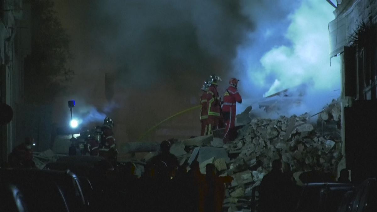 Los bomberos trabajan en los restos del edificio derrumbado. Foto: EITB MEDIA