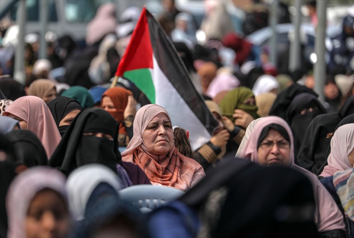 Emakume bat protesta batean, Palestinan.