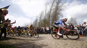 Van der Poelek eta Van Aertek Paris-Roubaixen izandako lehiako unerik erabakigarrienak 
