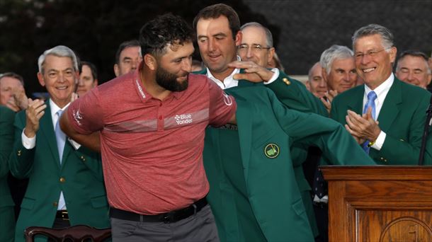 Momento en el que Jon Rahm recibe la chaqueta verde, tras ganar el Masters de Augusta. Foto: EFE.