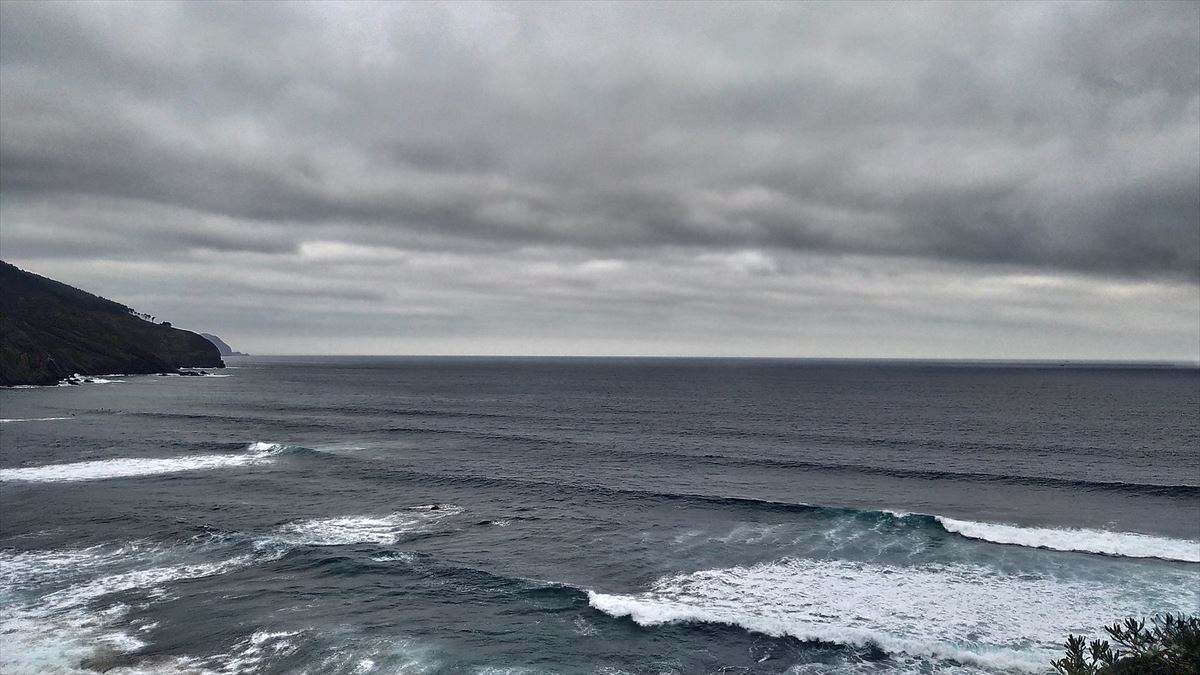 Nubes oscuras sobre Bakio, esta mañana. Foto: Jabier Sarriugarte