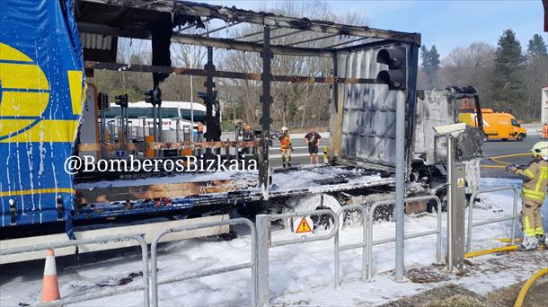 Imagen del camión calcinado. Foto: Bomberos de Bizkaia