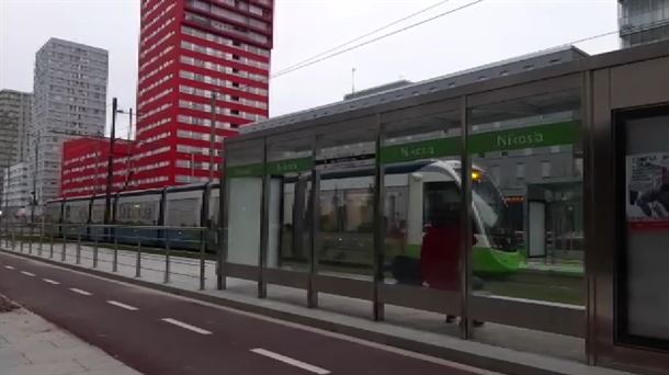 Tranvía de Vitoria-Gasteiz en su parada de Nikosia. Foto: EITB Media.