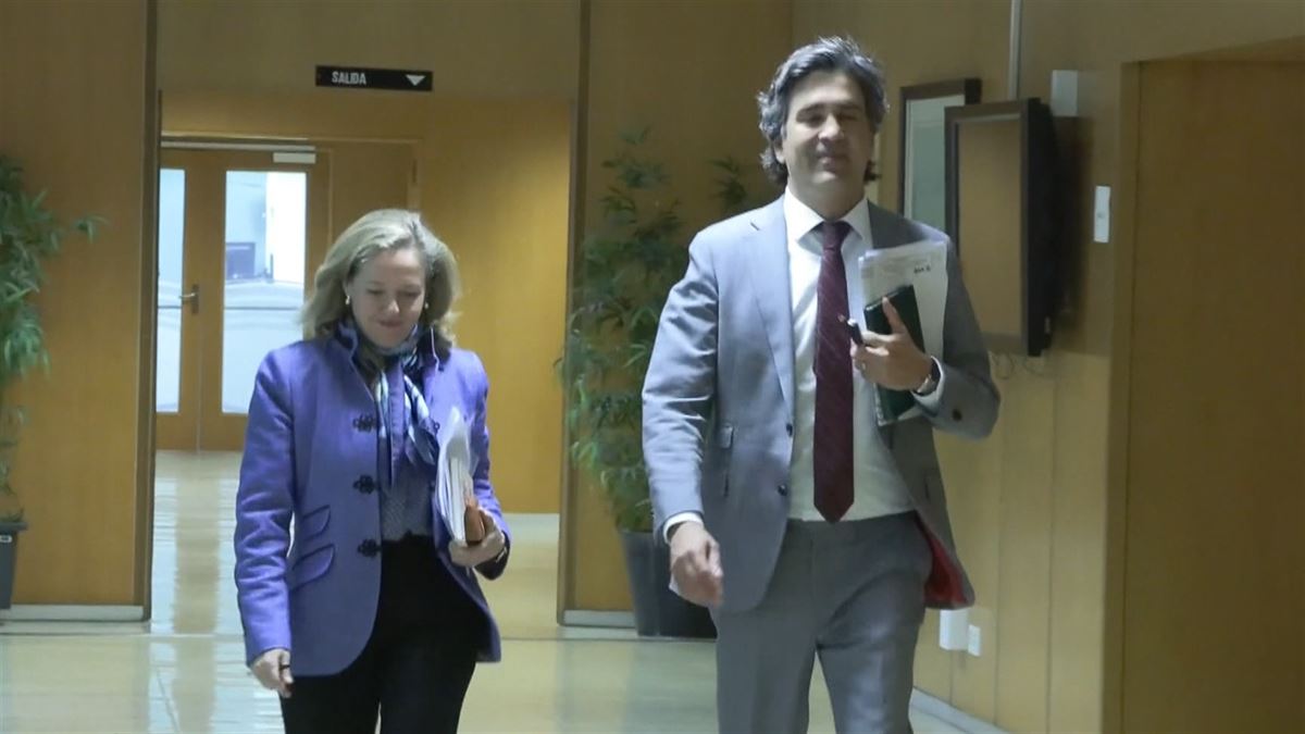 Nadia Calviño ministroa eta Gonzalo García Gobernuko ekonomia idazkaria. 