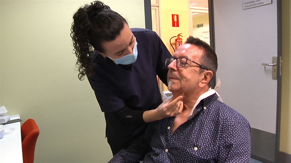 Parkinsona duen paziente bati laguntzen. Argazkia: EITB Media.