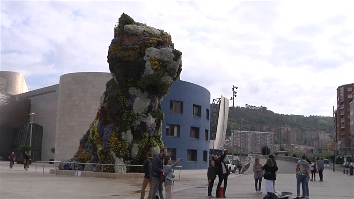 Turistak Bilbon, Guggenheim museoaren inguruan. Argazkia: EITB Media.