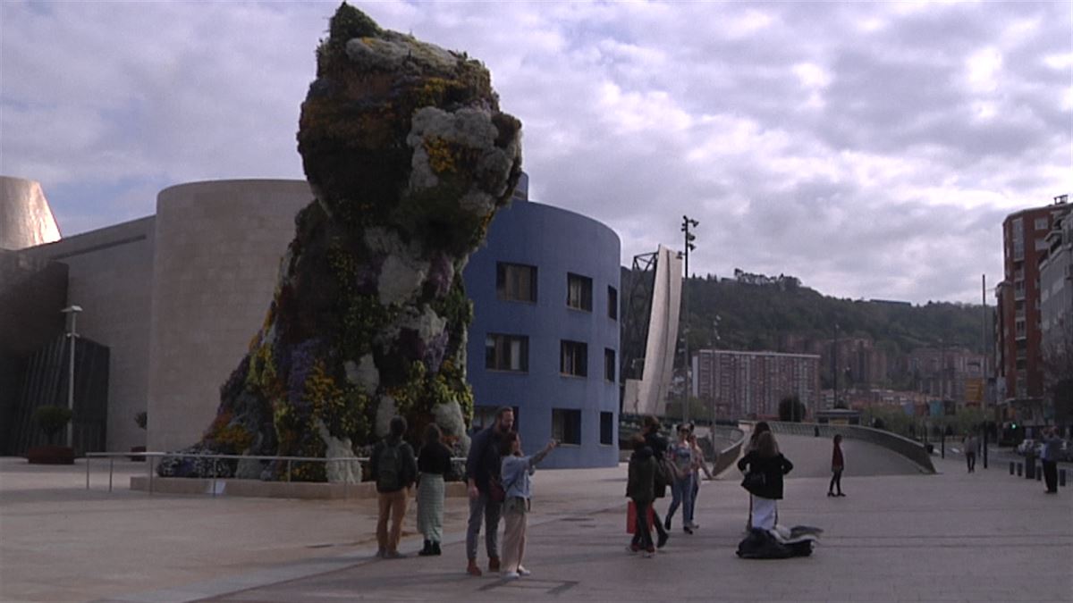 Turistas frente al museo Guggenheim de Bilbao. Foto: EITB Media.