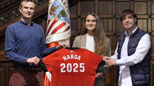 Naroa Uriarte, con el presidente, Jon Uriarte, y Xabi Arrieta, director deportivo. Foto: Athletic.