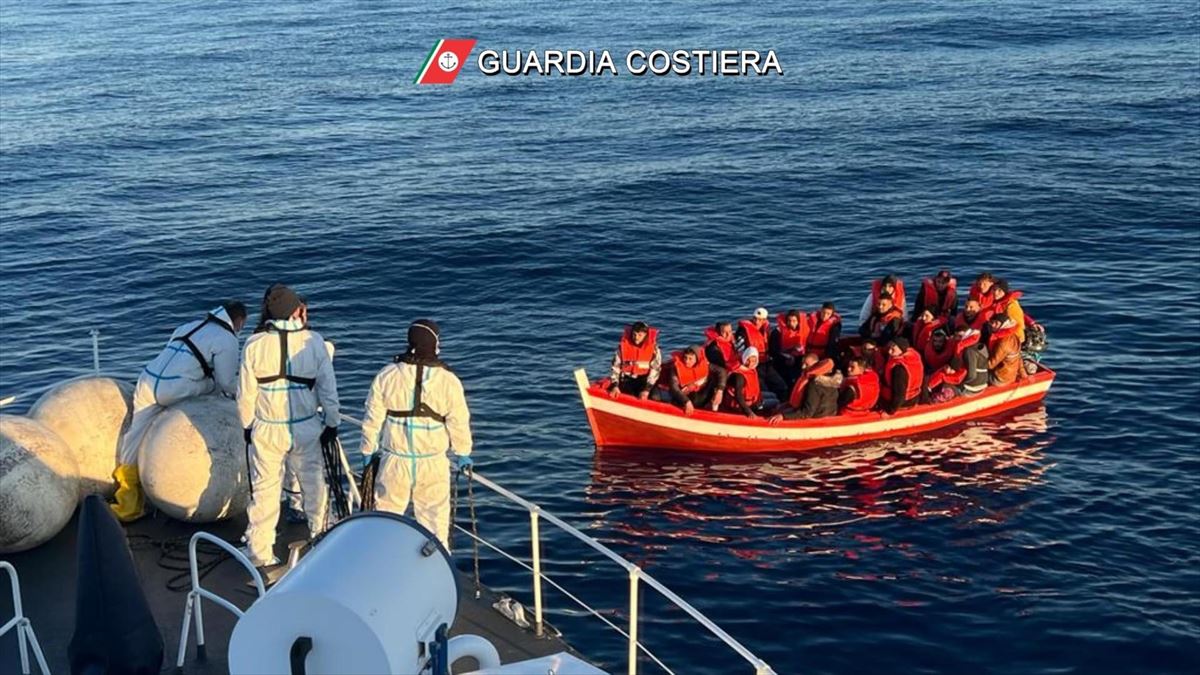 Italiako kostazainak migratzaileak erreskatatzen Mediterraneo itsasoan. Artxiboko argazkia: EFE