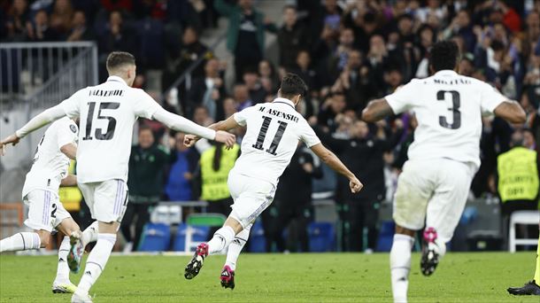 Varios jugadores del Real Madrid celebran el gol que ha hecho Marco Asensio. Foto: EFE. 