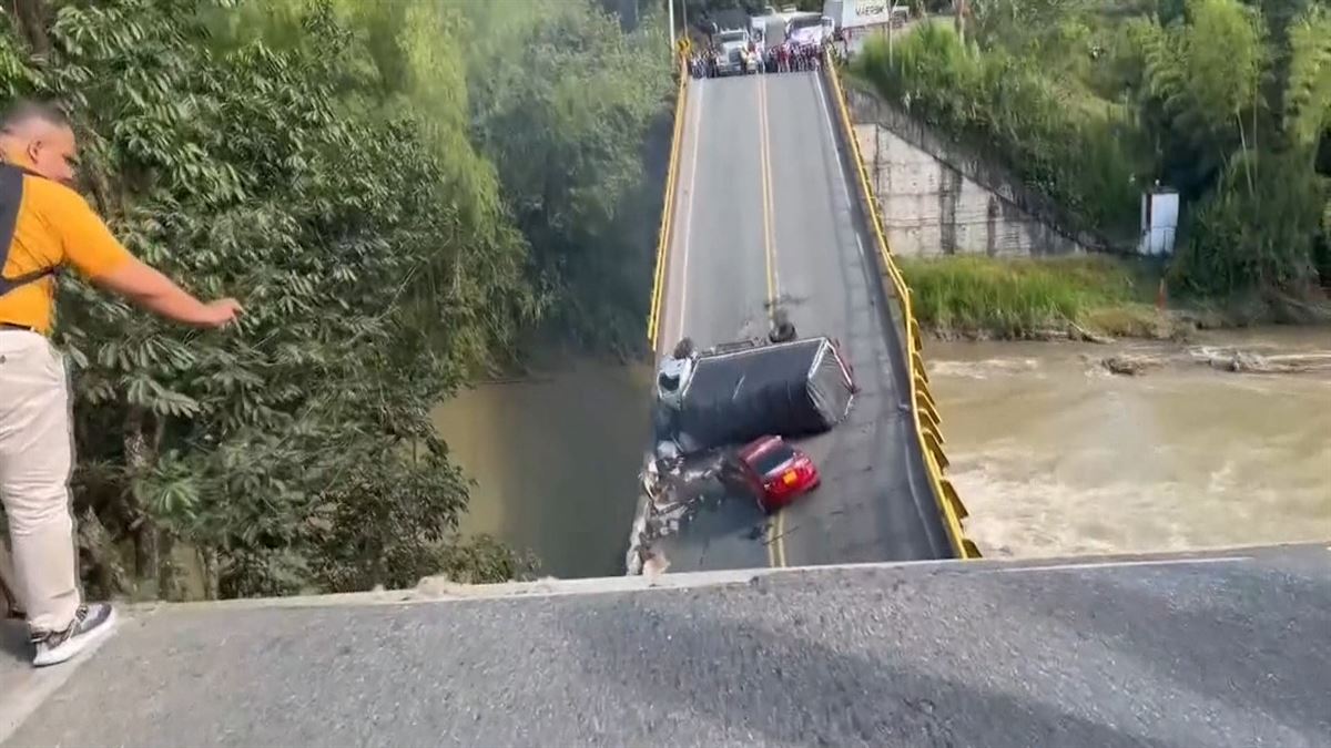 Derrumbe de un puente en Colombia. Foto: EFE.