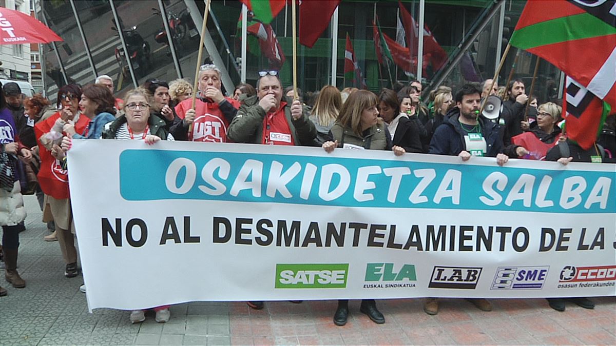 Pitada de SATSE, ELA, LAB, SME, CCOO y UGT en Bilbao para denunciar la grave situación en Osakidetza