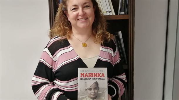 Susana Mangana sostiene el libro 'Marinka, una rusa niña vasca'