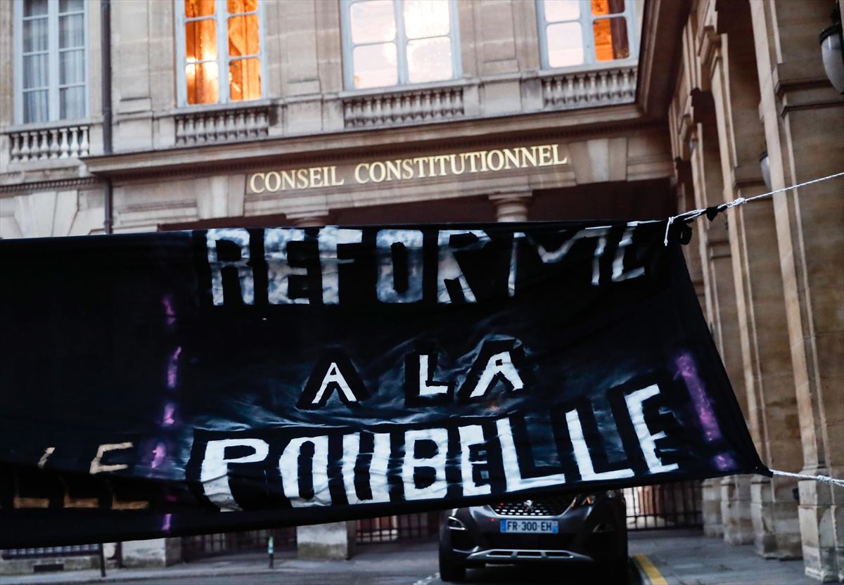 Una pancarta en la que se lee "Reforma a la papelera", ante el Consejo Constitucional en París.