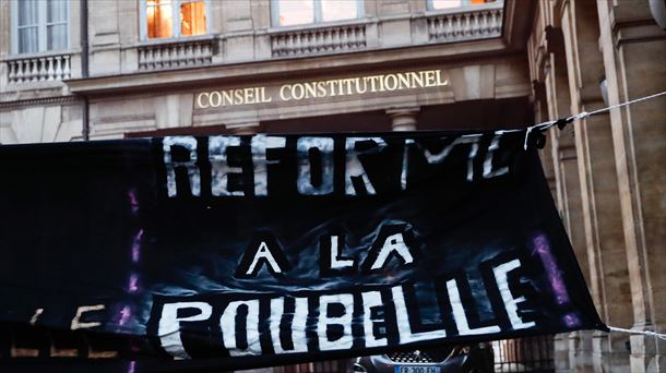 Una pancarta en la que se lee ''Reforma a la papelera'', ante el Consejo Constitucional en París.