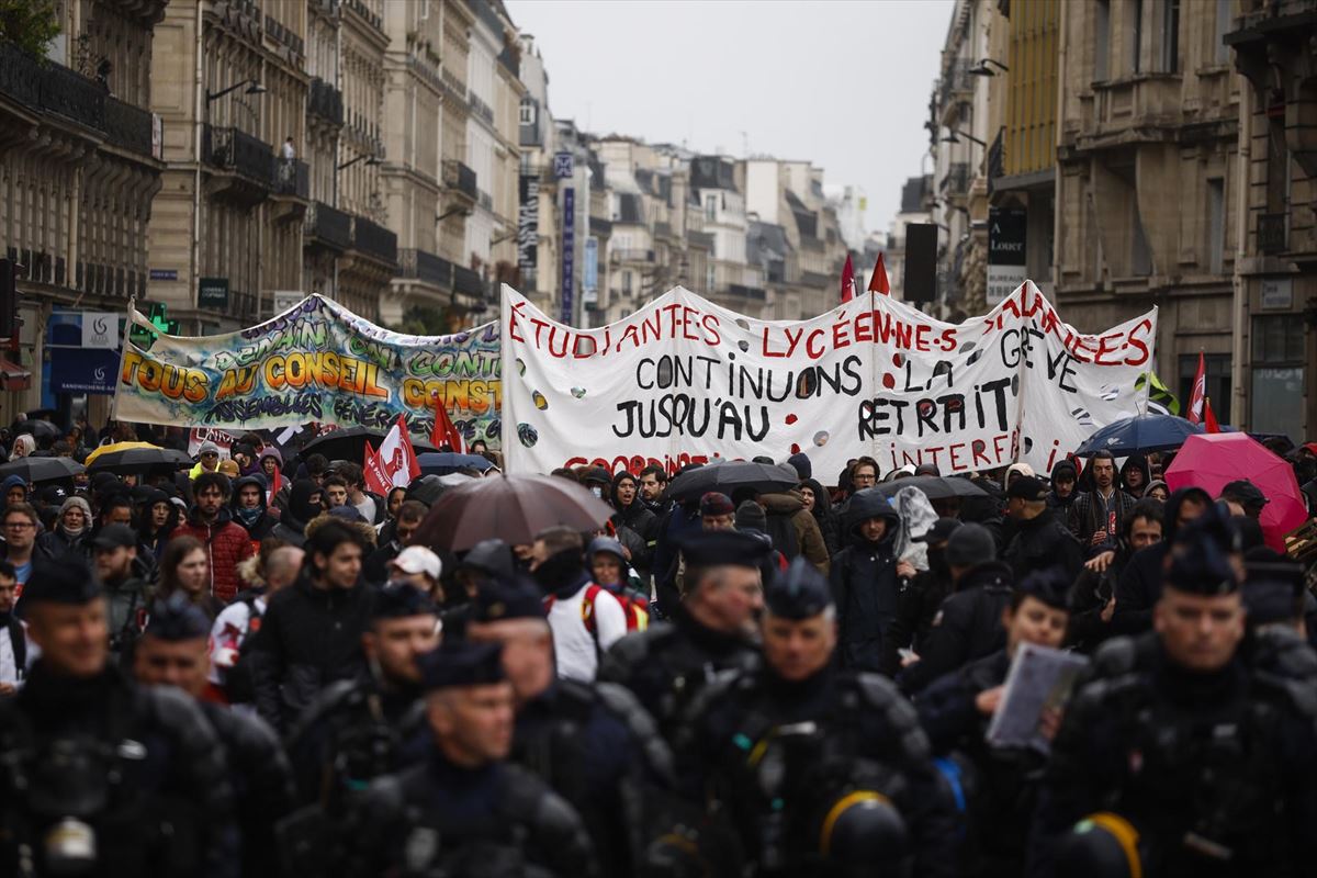 Cientos de personas protestan este viernes en París contra la reforma de las pensiones.