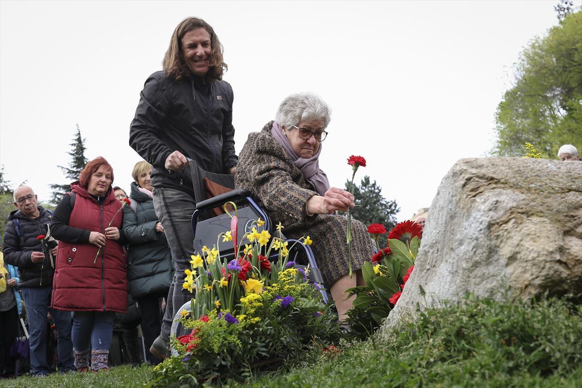 Ofrenda floral en el acto de Affna en Pamplona. Foto: EFE