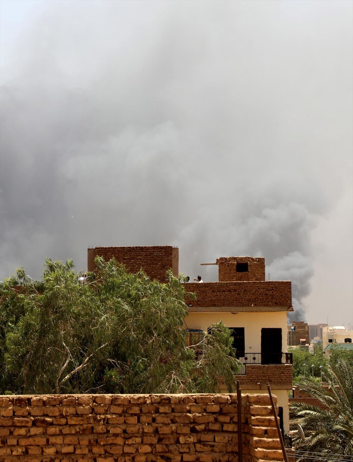 Humo saliendo de edificios en Jartum. Foto: EFE