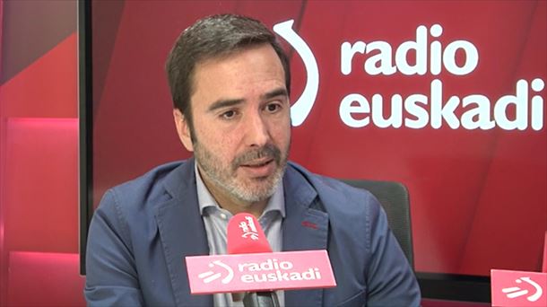 El consejero Javier Hurtado en los estudios de Radio Euskadi. Foto: EITB Media.