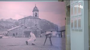 Una exposición recoge la historia y evolución de cinco siglos de los frontones