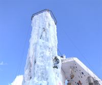 Escalamos una enorme torre de hielo junto a Amaia, de Getxo, antes de realizar una ruta con raquetas de nieve