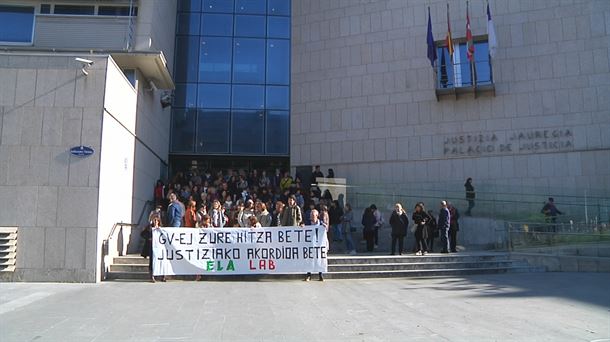 Astelehenean lanuzteak egin zituzten beharginen protesta. 