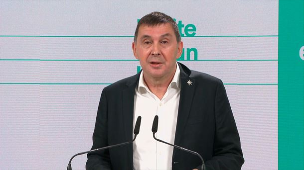 Otegi durante la rueda de prensa de hoy en San Sebastián. Imagen obtenida de un vídeo de EITB Media