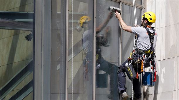 Un trabajador en Bilbao. Foto: EFE