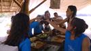 Los Corocote disfrutan de comida y bebida en el campamento rico tras un ataque de ansiedad de Aini