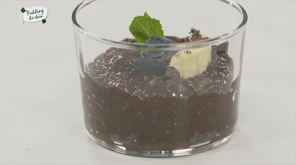 Pudding de chía con chocolate, plátano y frutos