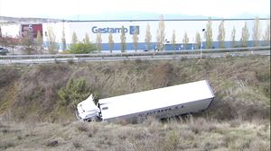 Fallece un transportista al precipitarse su camión por un barranco, a la altura de Ribera Baja