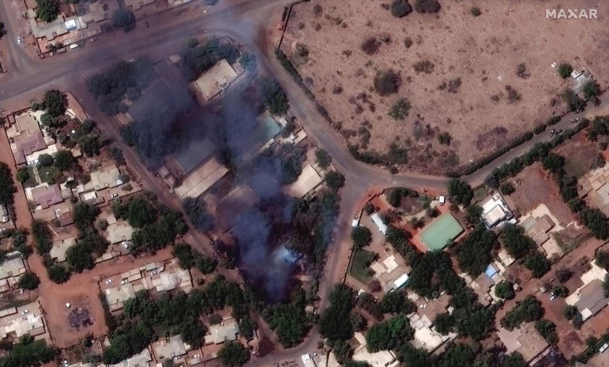 Imagen de satélite de edificios en llamas cerca del aeropuerto de Jartum. Foto: EFE