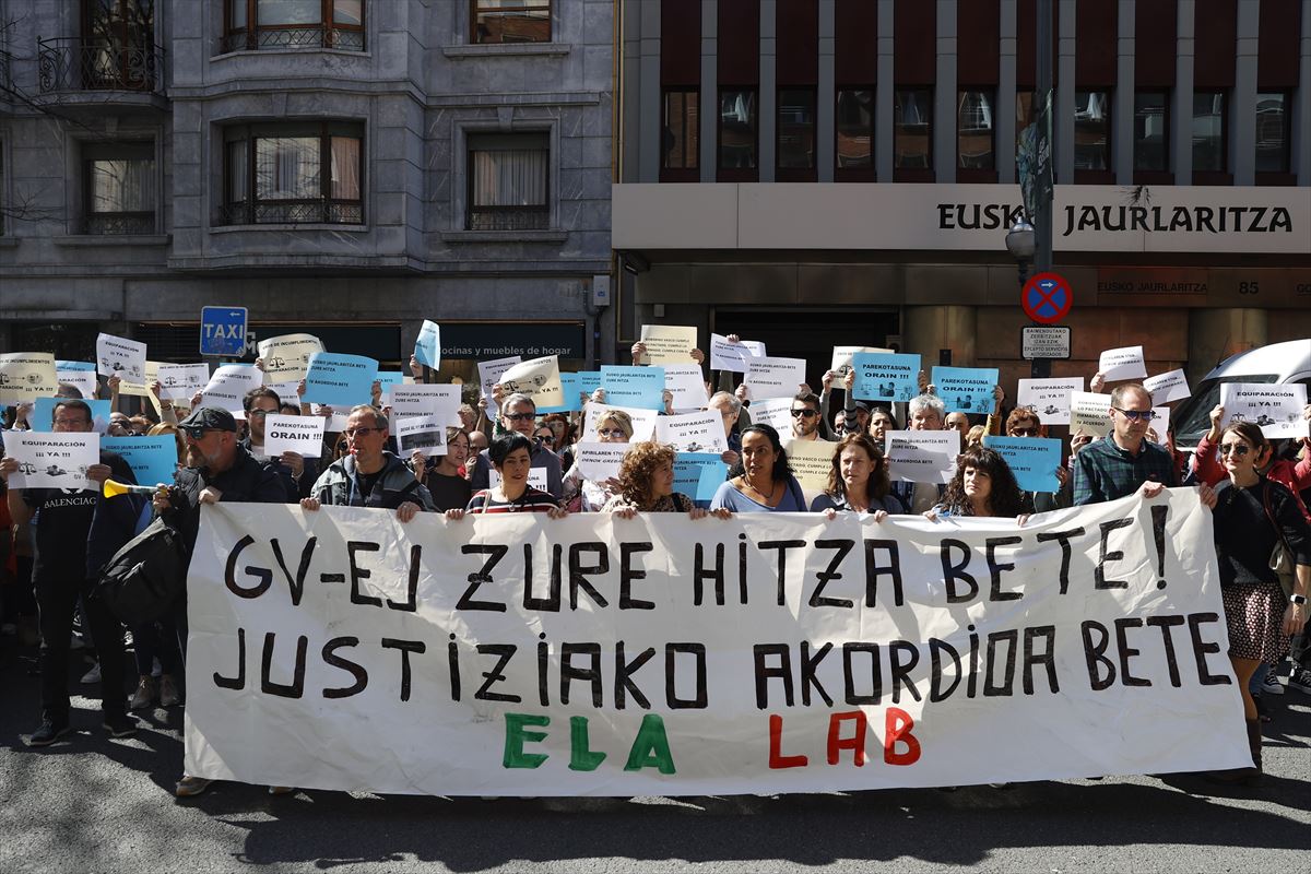 Protesta realizada por ELA y LAB en el transcurso de la huelga. 
