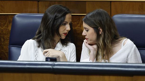 Montero conversa con Belarra en el Congreso. 