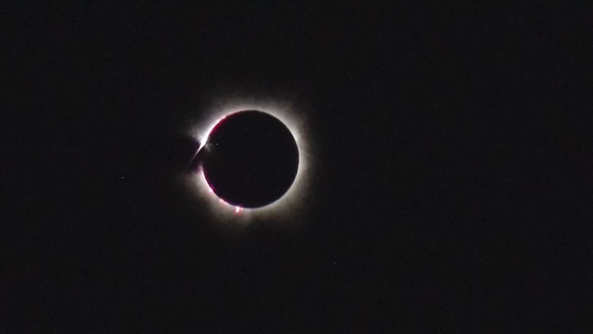 Eclipse en Australia. Imagen obtenida de un vídeo de Agencias.