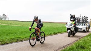 Pogacar sufre fracturas en el escafoide izquierdo y pasará por el quirófano