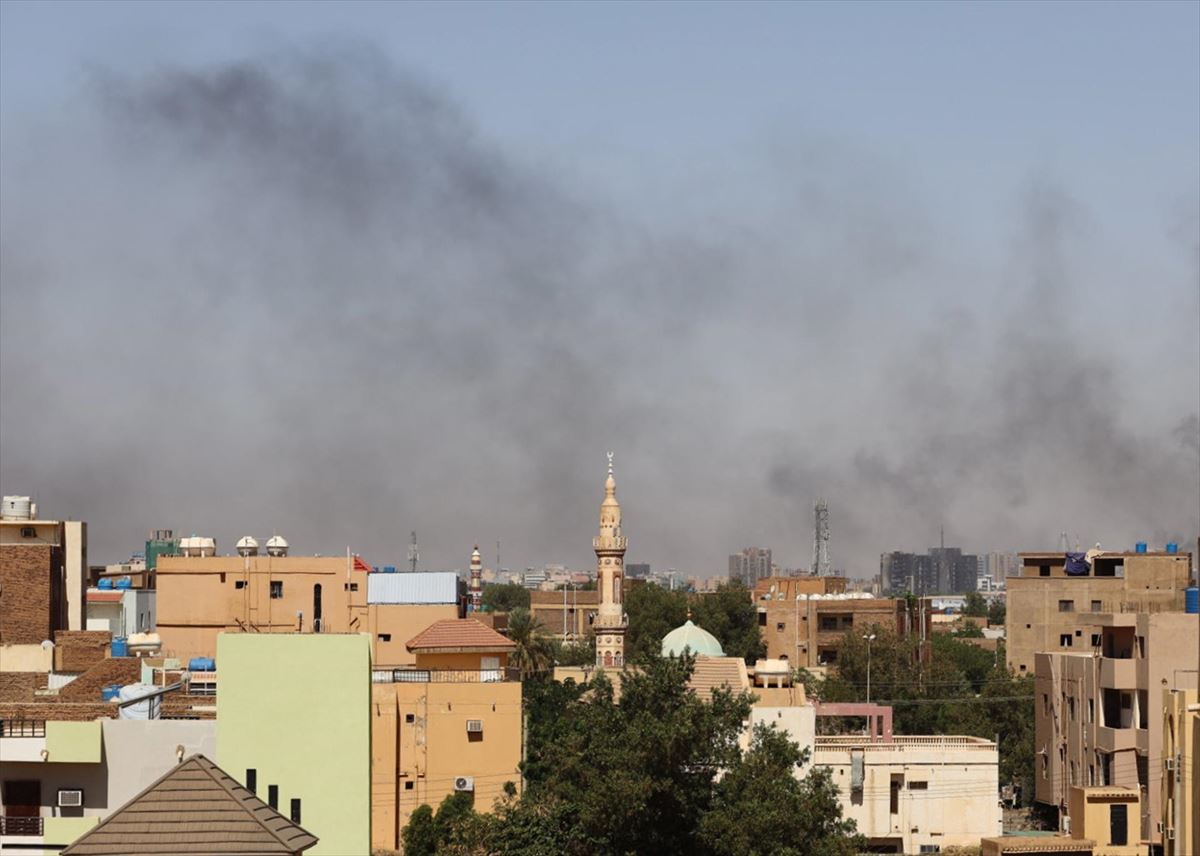 Humo procedente de explosiones en Khartum. 