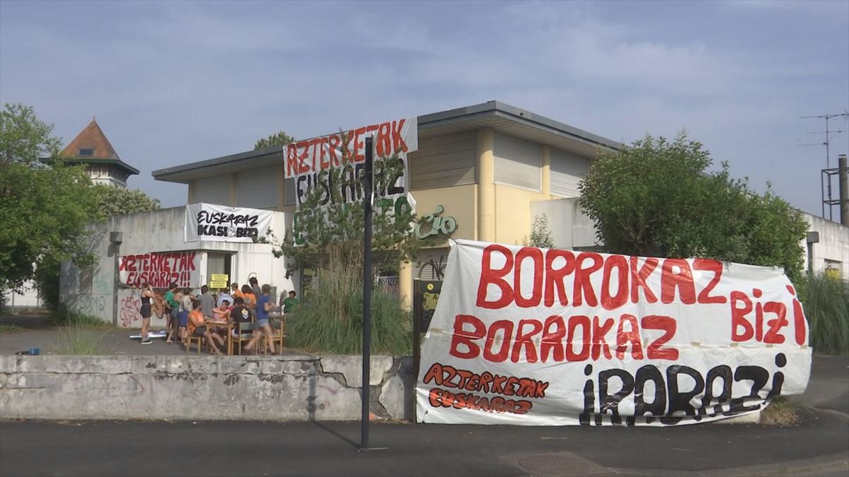 Ipar Euskal Herrian azterketak euskaraz egitearen aldeko protesta baten irudia. 