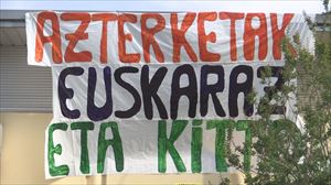 Pancarta a favor del euskera. Foto. EITB