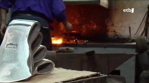 La familia Jauregi de Urnieta es la única que sigue fabricando hachas en Euskal Herria