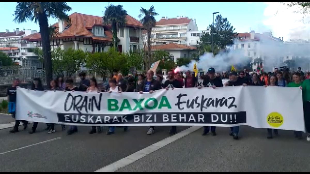 Cabeza de la manifestación, en Baiona. Foto: Aitor Sagarzazu, EITB Media. 