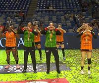 Las jugadoras del Bera Bera celebran el título de Copa bailando sobre la cancha